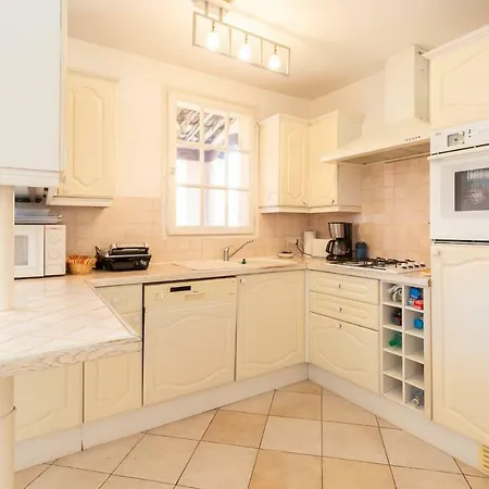 Charming Town House Between The Ramparts Of The Old Town Of Holiday home
